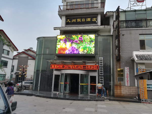 戶外P5全彩顯示屏交付使用，效果絕對(duì)沒(méi)得說(shuō)